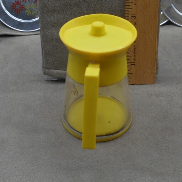 Vintage Aluminum Specialty Co./Chilton Yellow Coffee Pot, Tin Plates, & Cups - Picture 5 of 16